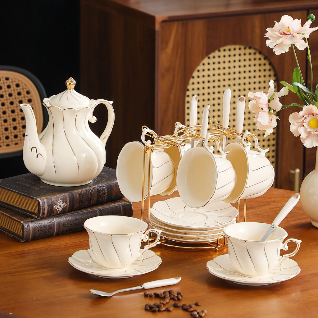 Ensemble De 19 Pièces En Porcelaine Dorée