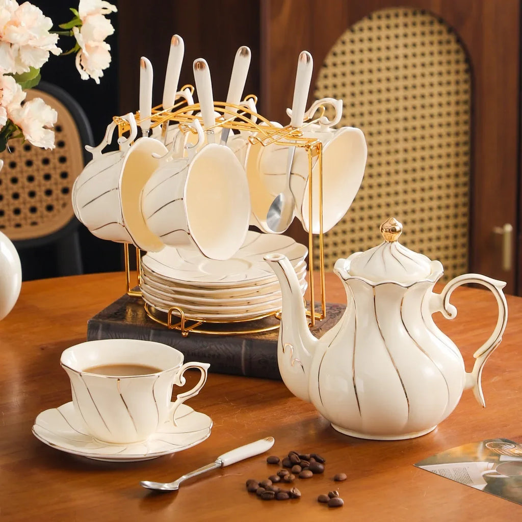 Ensemble De 19 Pièces En Porcelaine Dorée