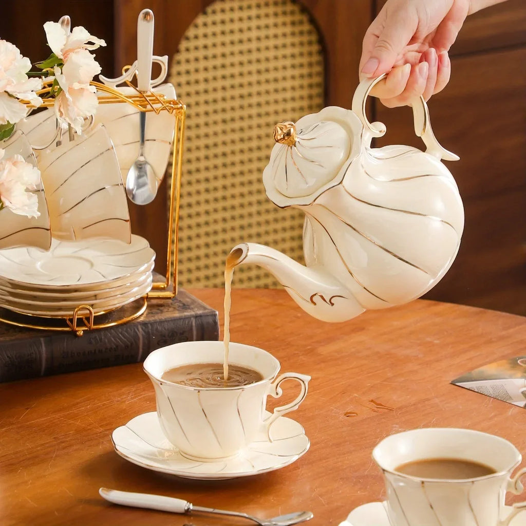 Ensemble De 19 Pièces En Porcelaine Dorée