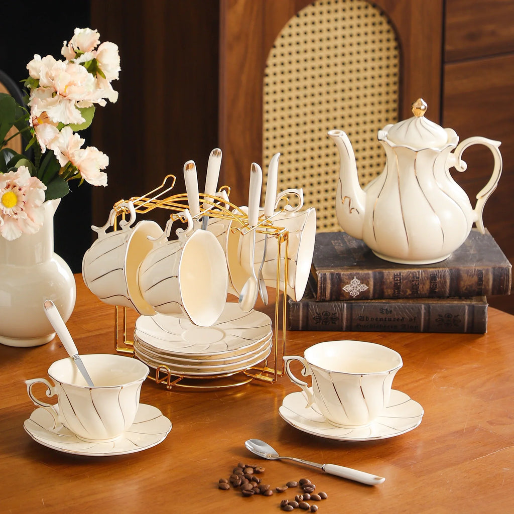 Ensemble De 19 Pièces En Porcelaine Dorée