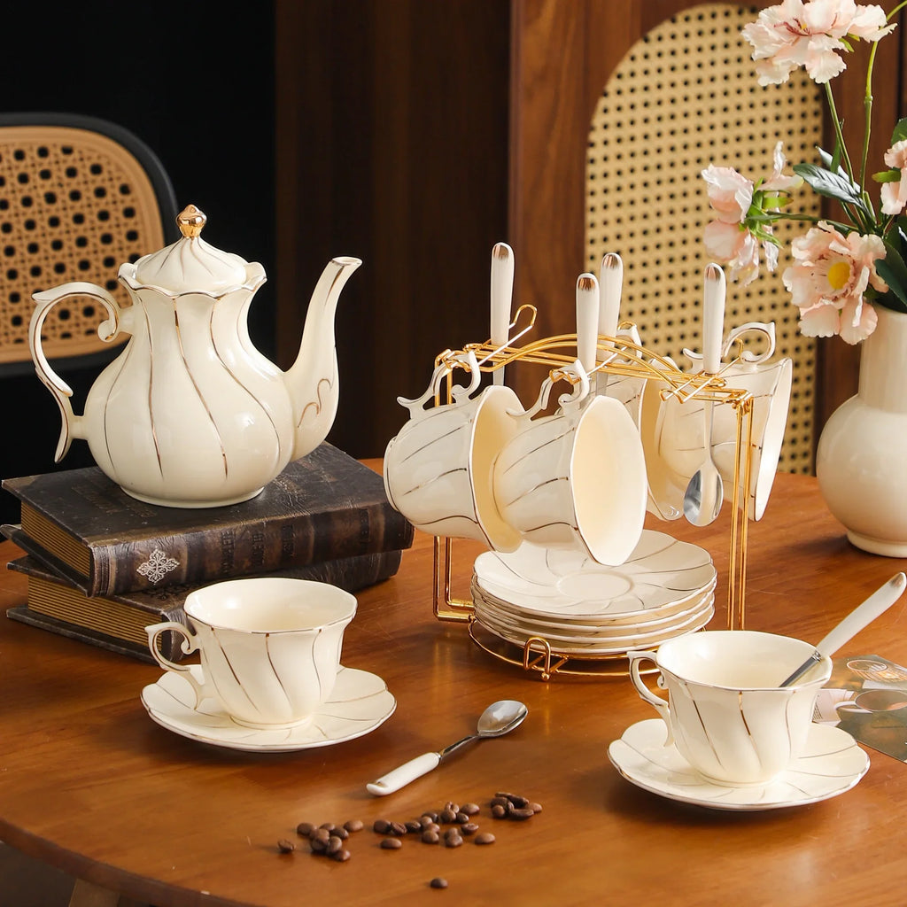 Ensemble De 19 Pièces En Porcelaine Dorée