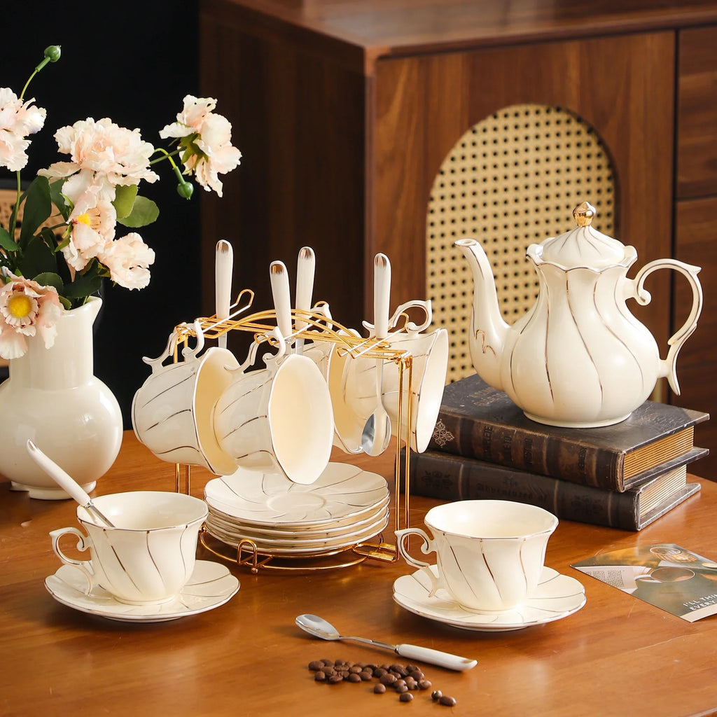 Ensemble De 19 Pièces En Porcelaine Dorée
