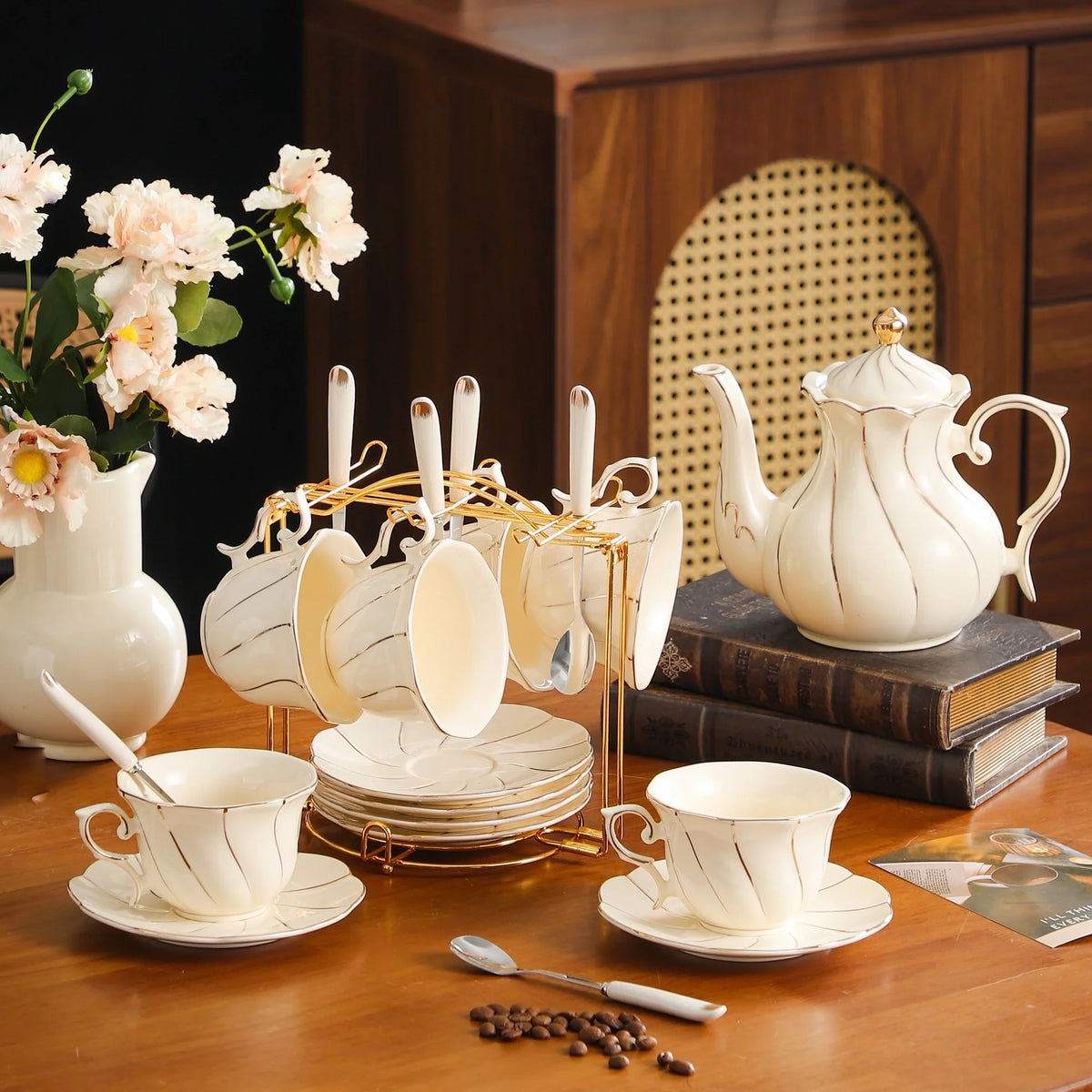Ensemble De 19 Pièces En Porcelaine Dorée