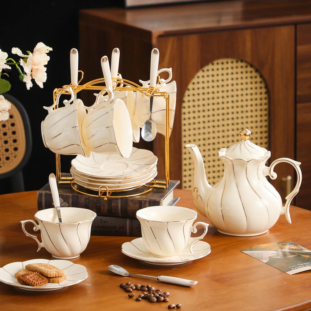 Ensemble De 19 Pièces En Porcelaine Dorée