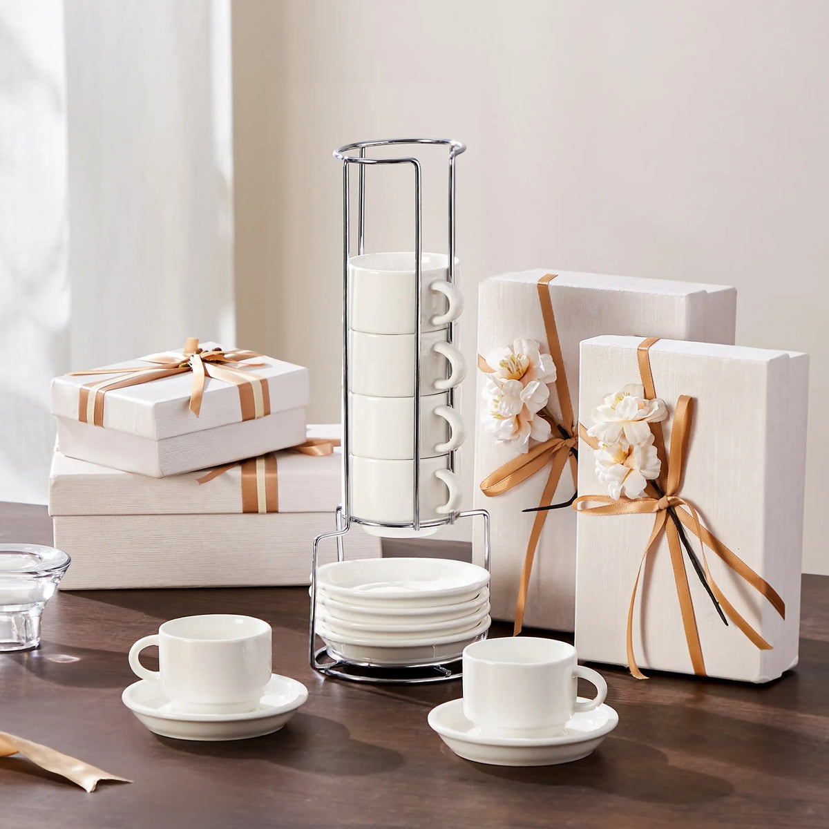 Ensemble De Tasses En Porcelaine Avec Soucoupes Et Support Métal