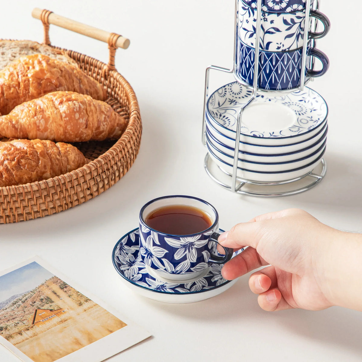 Ensemble de Tasses en Porcelaine Blanche avec Soucoupes et Support Métal Image