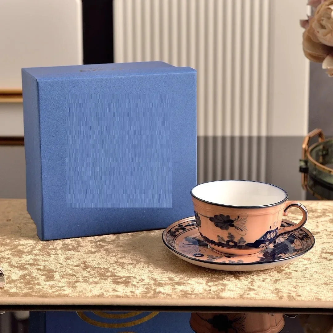 Ensemble Tasse à Café Et Soucoupe en Céramique Peinte Image