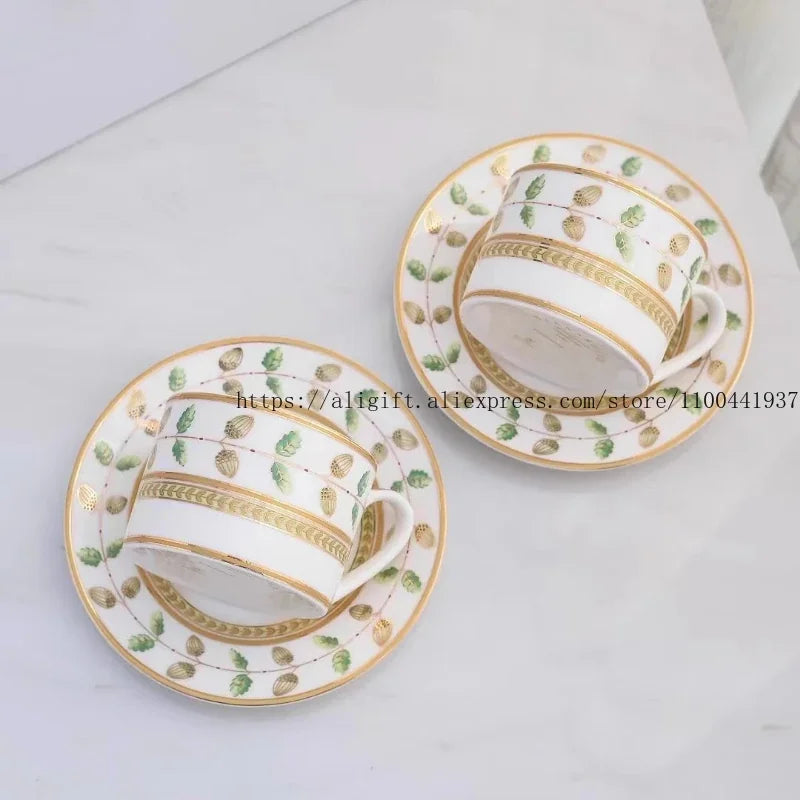 Ensemble Tasse Et Soucoupe En Porcelaine Classique