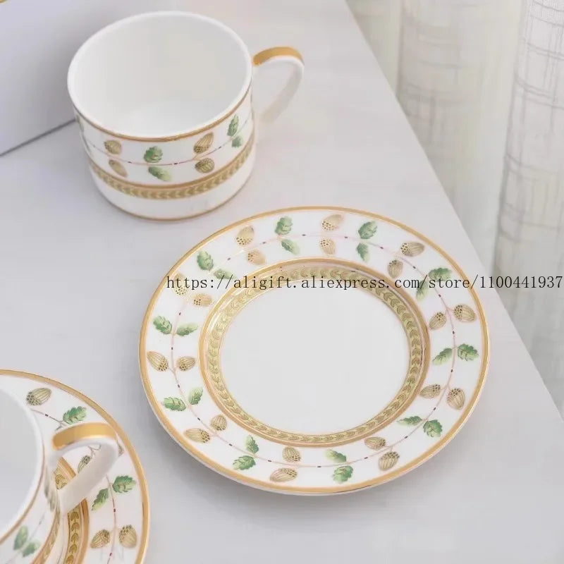 Ensemble Tasse Et Soucoupe En Porcelaine Classique