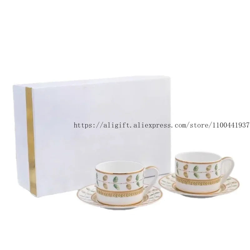 Ensemble Tasse Et Soucoupe En Porcelaine Classique