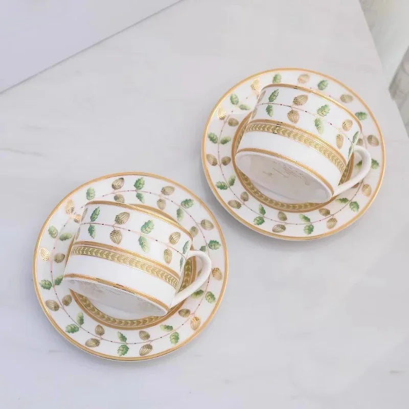 Ensemble Tasse Et Soucoupe En Porcelaine Classique
