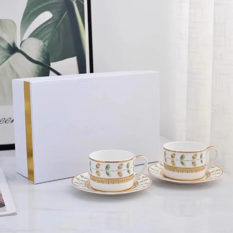 Ensemble Tasse Et Soucoupe En Porcelaine Classique Image