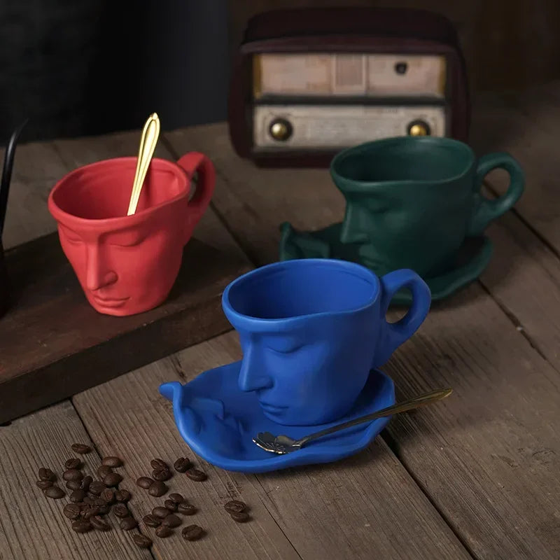 Tasse En Porcelaine Avec Soucoupe Et Cuillère