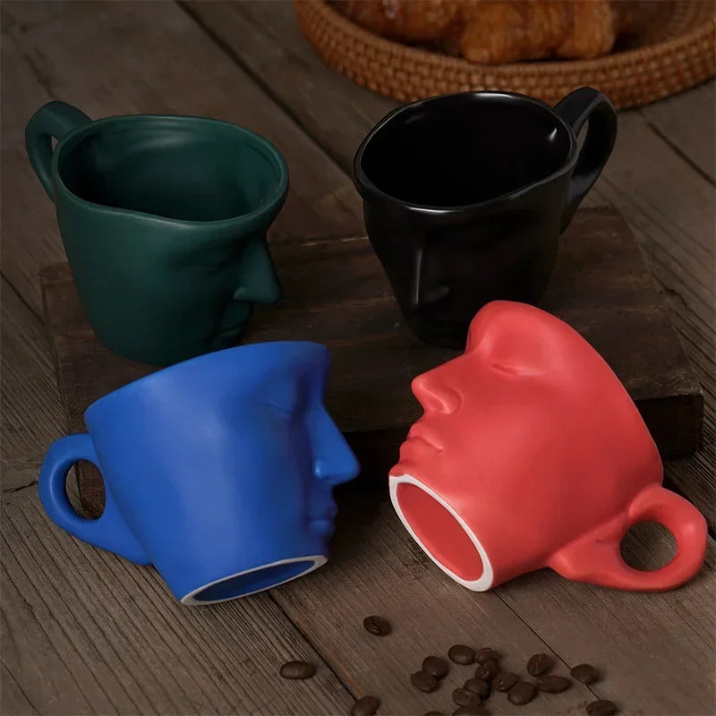 Tasse En Porcelaine Avec Soucoupe Et Cuillère