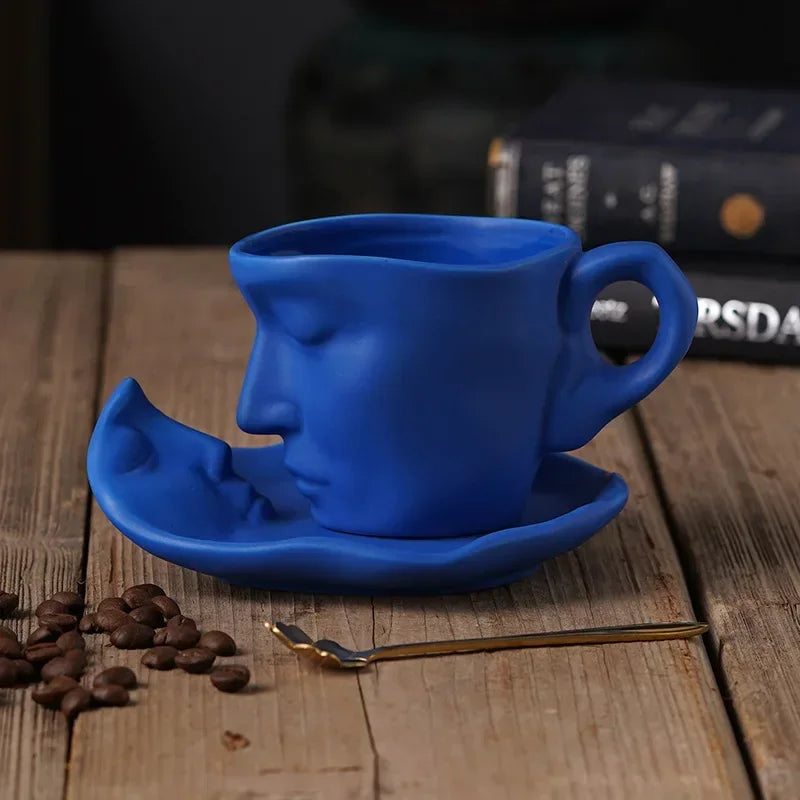 Tasse En Porcelaine Avec Soucoupe Et Cuillère