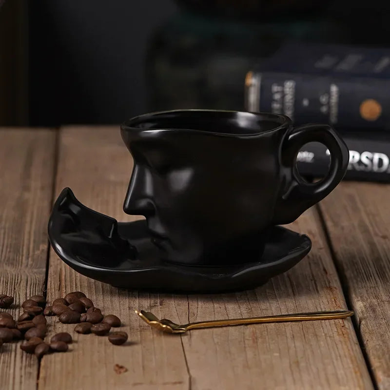 Tasse En Porcelaine Avec Soucoupe Et Cuillère