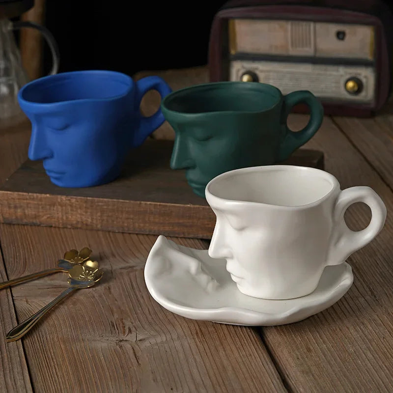 Tasse En Porcelaine Avec Soucoupe Et Cuillère